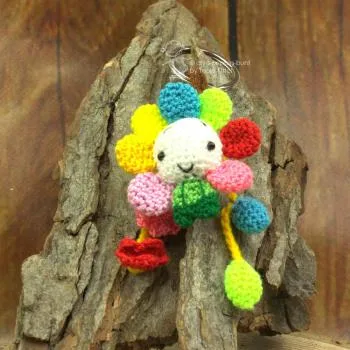 Schlüsselanhänger gehäkelte bunte Blume - schluesselanhaenger blume gehaekelt bunt