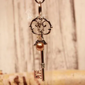 Goldener Schutzengel Schlüsselanhänger – Edler Vintage-Schlüssel & Charm - schluesselanhaenger engel gold schluessel strass