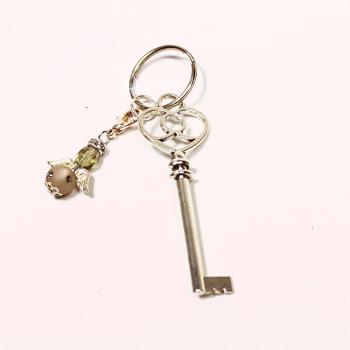 Silberfarbener Schlüsselanhänger mit Vintage-Schlüssel und abnehmbarem grauem Engel-Charm mit Strassbesatz – Handarbeit von chic-peppig-bunt