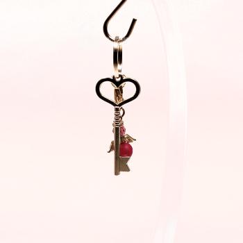 Kleiner Schutzengel Schlüsselanhänger – Lila Perle & Vintage-Schlüssel