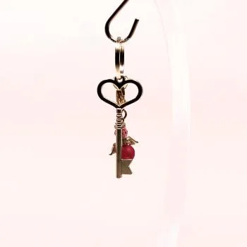Kleiner Schutzengel Schlüsselanhänger – Lila Perle & Vintage-Schlüssel - schluesselanhaenger engel pink schluessel klein