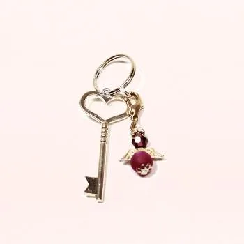 Kleiner Schutzengel Schlüsselanhänger – Lila Perle & Vintage-Schlüssel - schluesselanhaenger engel pink schluessel klein