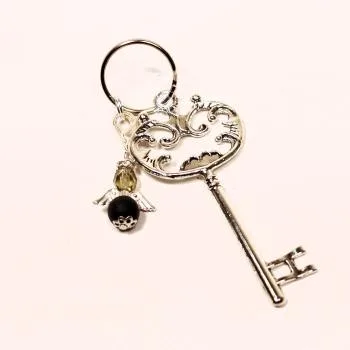 Schlüsselanhänger mit großem silberfarbenem Ornament-Schlüssel und abnehmbarem schwarzen Engel-Charm – Handgefertigter Taschenbaumler von chic-peppig-bunt.