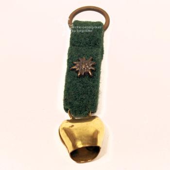 Grüner Trachten-Schlüsselanhänger aus Filz mit kleiner goldener Kuhglocke und detailliertem Edelweiß-Metall-Charm – Handarbeit von chic-peppig-bunt.
