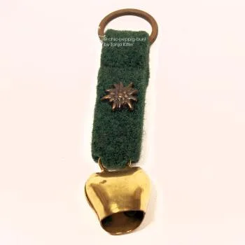 Grüner Trachten-Schlüsselanhänger aus Filz mit kleiner goldener Kuhglocke und detailliertem Edelweiß-Metall-Charm – Handarbeit von chic-peppig-bunt.