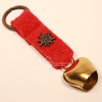 Roter Trachten-Schlüsselanhänger aus Filz mit kleiner goldener Kuhglocke und silberfarbenem Edelweiß-Metall-Charm