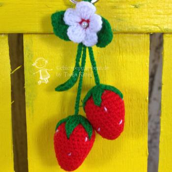 Schlüsselanhänger gehäkelte Erdbeeren rot