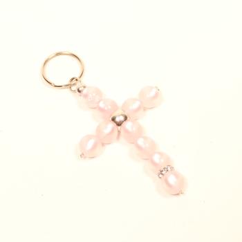 Versilberter Schlüsselanhänger Kreuz-Design mit transparent schimmernden Polarisperlen in Rosé und funkelndem Strassrondell.