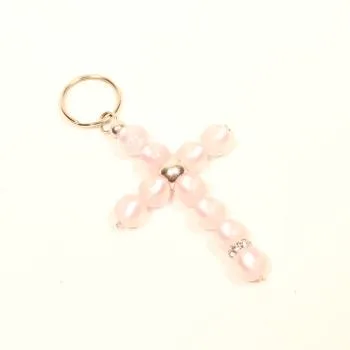 Versilberter Schlüsselanhänger Kreuz-Design mit transparent schimmernden Polarisperlen in Rosé und funkelndem Strassrondell.