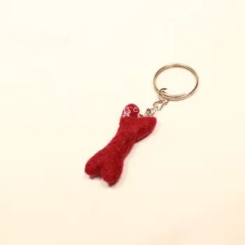 Handgefertigter Mini Knochen aus bordeauxrotem Filz als witziger Schlüsselanhänger und weicher Taschenbaumler, Gesamtansicht und Detailaufnahme.