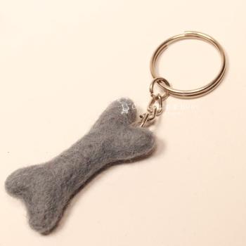 Mini Filz Knochen Schlüsselanhänger – Handgefertigter Taschenbaumler