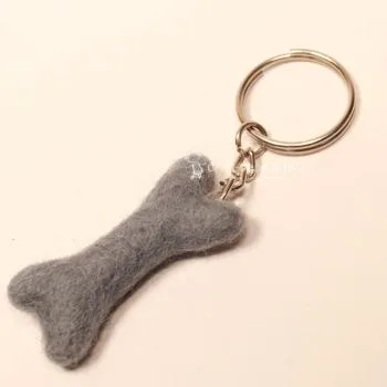 Mini Filz Knochen Schlüsselanhänger – Handgefertigter Taschenbaumler - schluesselanhaenger knochen hund hellgrau filz