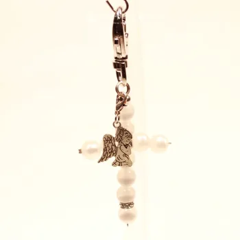 Kreuz Schlüsselanhänger Weiß – Perlmutt-Glanz & Schutzengel - schluesselanhaenger kreuz engel metall versilbert weiss perlen glänzend handmade