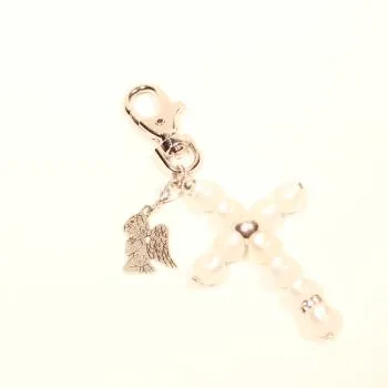Versilberter Schlüsselanhänger Kreuz-Design mit weiß schimmernden Polarisperlen, Strassrondell und kleinem Metall-Schutzengel-Charm.