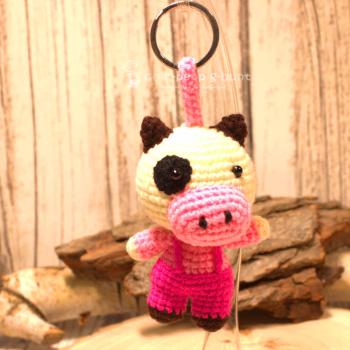 Handgemachter, gehäkelter Kuh-Schlüsselanhänger in Rosa. Unisex Glücksbringer, Maße 11×7×6 cm.