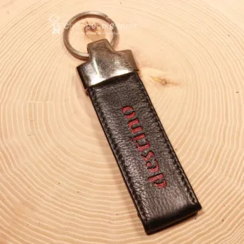 Hochwertiger Leder Schlüsselanhänger mit roter destino Prägung und großem Metallring.