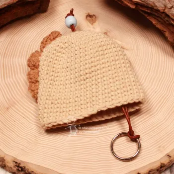 Handmade Schlüsseltasche Löwe von hinten gehäkelt mit stabiler brauner Stoffschnur und Schlüsselring