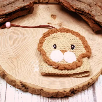 Gehäkelter Schlüsselanhänger Löwe handmade in Beige und Braun als Taschenbaumler für den Online-Shop