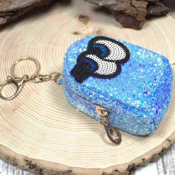 Kleines blaues Schlüsselanhänger Mäppchen mit Glitzer-Stoff, witzigem Augen-Motiv vorne und Reißverschluss. Multifunktionale Utensilientasche.