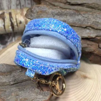Die 17 cm Gesamthöhe des Mäppchens mit Schlüsselring, Fokus auf das glitzernde Stoffmaterial.