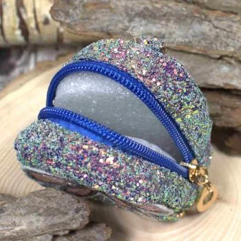 Nahaufnahme des glitzernden Stoff-Materials der kleinen schwarzen Utensilientasche und des Reißverschlusses.
