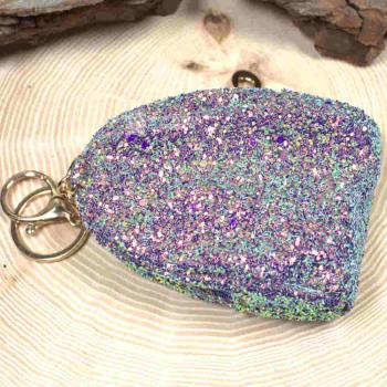 Die 17 cm Gesamthöhe des Mäppchens mit Schlüsselring, Fokus auf das glitzernde Stoffmaterial.