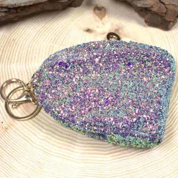 Die 17 cm Gesamthöhe des Mäppchens mit Schlüsselring, Fokus auf das glitzernde Stoffmaterial.