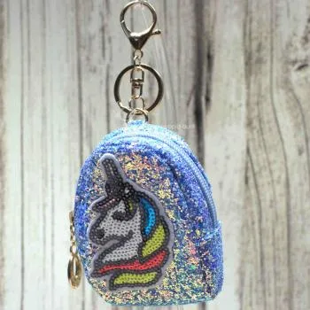 Detailaufnahme des Glitzer-Stoffes und Reißverschlusses der blauen Utensilientasche.