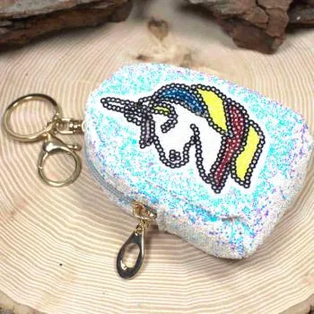 Glitzerndes Schlüsselanhänger Mäppchen (10x6x4 cm) mit Einhorn Motiv vorne, sicher verschlossen.