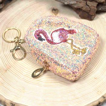 Detailansicht der glitzernden Utensilientasche mit Schlüsselring (Gesamthöhe 17 cm).
