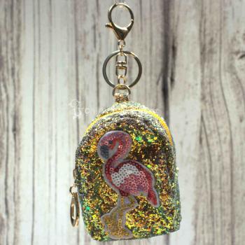 Detailansicht Reißverschluss und Schlüsselanhänger am Glitzer-Mäppchen.