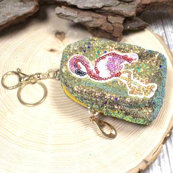 Gelbes Glitzer-Schlüsselanhänger Mäppchen mit Flamingo-Motiv, geschlossen.