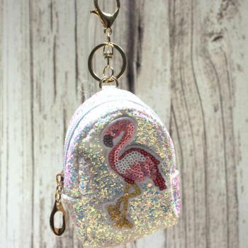 Detailansicht des glitzernden Schlüsselanhänger Mäppchens, 17 cm hoch, mit Schlüsselring und geöffnetem Einzelfach