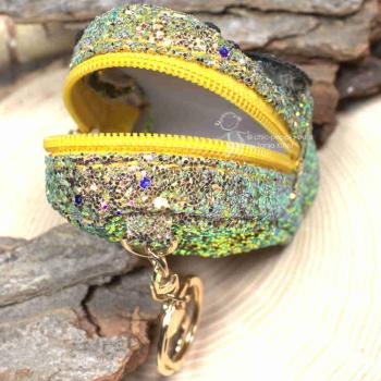 Glitzerndes Schlüsselmäppchen mit Motiv von der Seite, zeigt die Tiefe (4 cm).