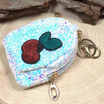 Glitzerndes Schlüsselanhänger Mäppchen aus Stoff mit Kirschen-Motiv, Reißverschluss und stabilem Schlüsselring, Maße 10x6x4 cm.