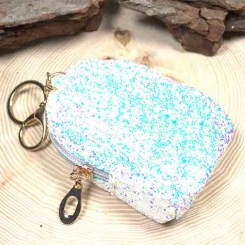 Die 17 cm Gesamthöhe des Mäppchens mit Schlüsselring, Fokus auf das glitzernde Stoffmaterial.