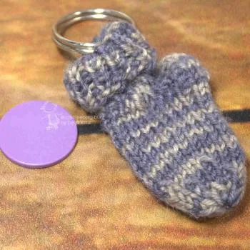Schlüsselanhänger Socke handgestrickt in braun meliert - schluesselanhaenger mini socke braun blau gestreiftt chip