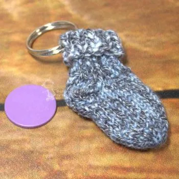 Schlüsselanhänger Socke handgestrickt in blau-schwarz meliert - schluesselanhaenger mini socke gestrickt blau schwarz einkaufschip
