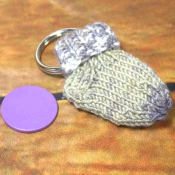 Schlüsselanhänger Socke handgestrickt in braun - beige meliert - schluesselanhaenger mini socke gestrickt braun beige meliert chip