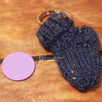 Schlüsselanhänger Socke handgestrickt in dunkelblau - schluesselanhaenger mini socke gestrickt dunkelblauz einkaufschip