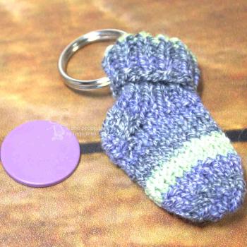 mini Socke handgestrickt als Scchlüsselanhänger