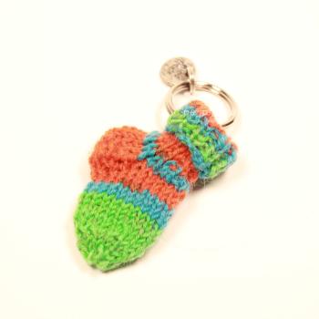Handgestrickter Mini-Socken Schlüsselanhänger aus Wolle in Bunt mit integriertem Einkaufschip und robustem silbernen Schlüsselring.