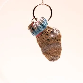 Bunt gestrickter Schlüsselanhänger als süßes Söckchen - schluesselanhaenger mini socke gestrickt hellbraun blau chip