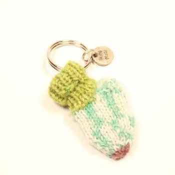 Handgestrickter Mini-Socken Schlüsselanhänger aus Wolle in Bunt mit integriertem Einkaufschip und robustem silbernen Schlüsselring.