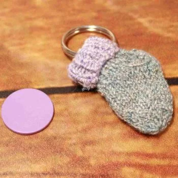 Schlüsselanhänger Socke handgestrickt in mint-türkis meliert - schluesselanhaenger mini socke mint lila chip