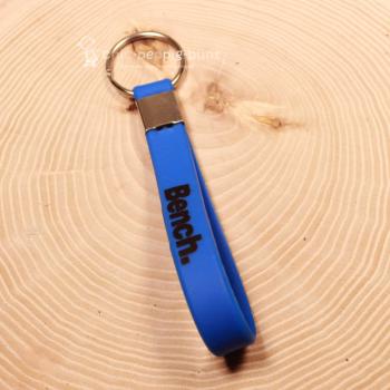 Detailaufnahme des Bench Taschenanhängers aus Kautschuk mit 2,5 cm großem Schlüsselring.