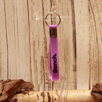 Detailaufnahme des Bench Taschenanhängers aus Kautschuk mit 2,5 cm großem Schlüsselring.