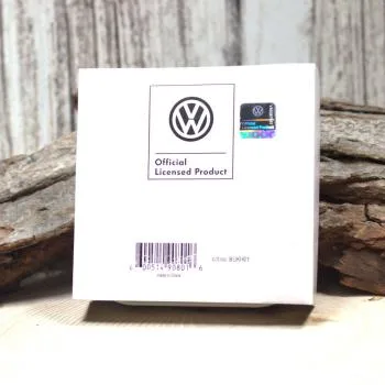 Hochwertiger Schlüsselanhänger aus verchromtem Metall in Form der blau-weißen VW T1 Bus Front in geprägter Blech-Geschenkbox.