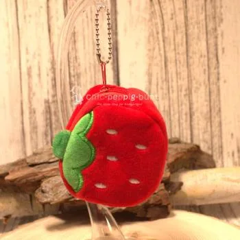 Nahaufnahme der Mini-Plüsch-Geldbörse Erdbeere mit Kugelkette als Taschenbaumler.