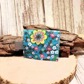 Schlüsselanhänger handgenäht mit kleine Geldbeutel Stoff türkis Blumen - schluesselmaeppchen tuerkis stoff handgenaeht blumen druckknopf